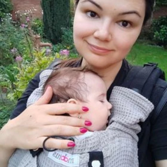 Möbius Newborn csatos babahordozó – ezüstszürke – ergonomikus újszülött hordozó 